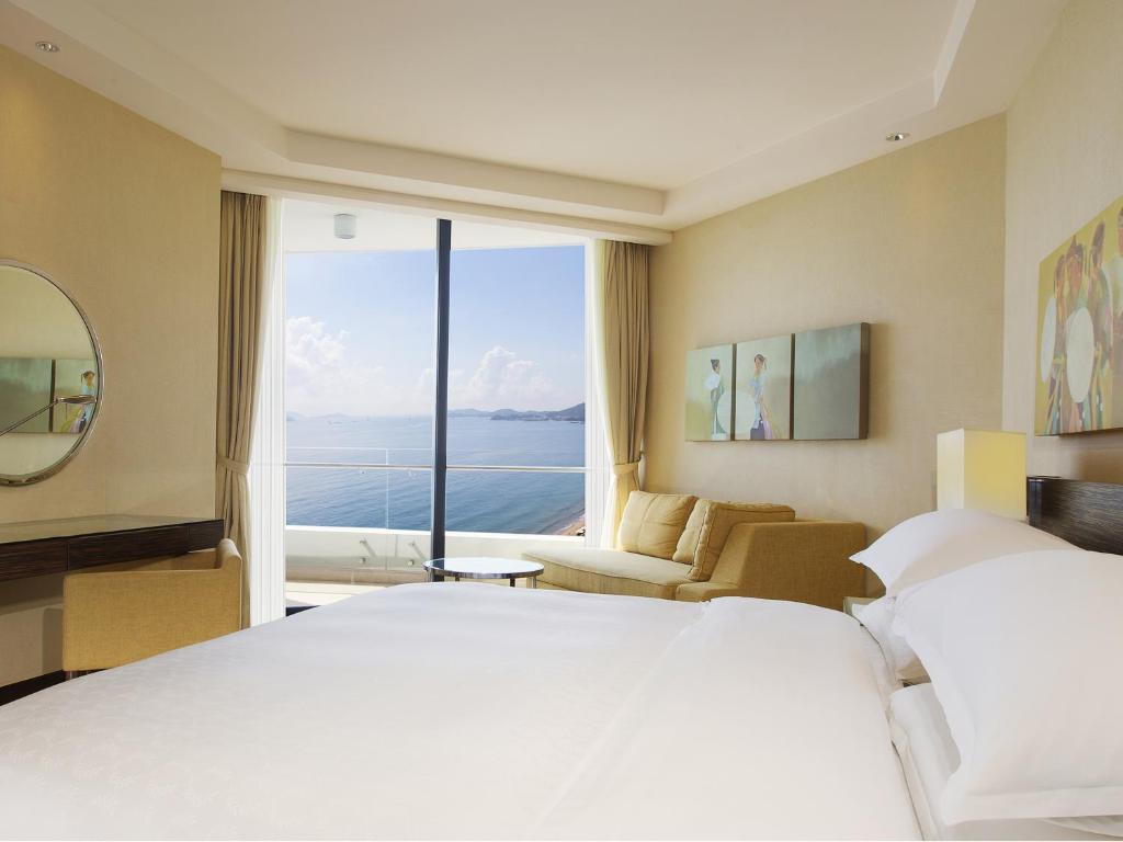 Sheraton Nha Trang Hotel & Spa Larger Guest Room