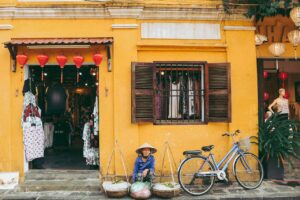 femme dans les rues d'Hoi An